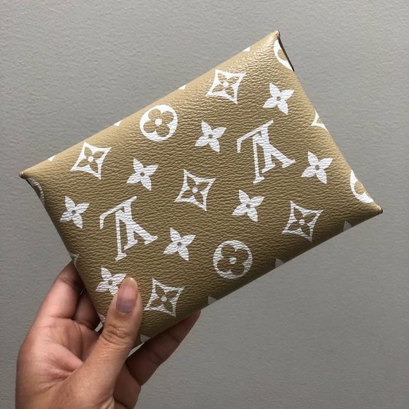 {Louis Vuitton} Giant Pochette Kirigami - Picture 2 of 5